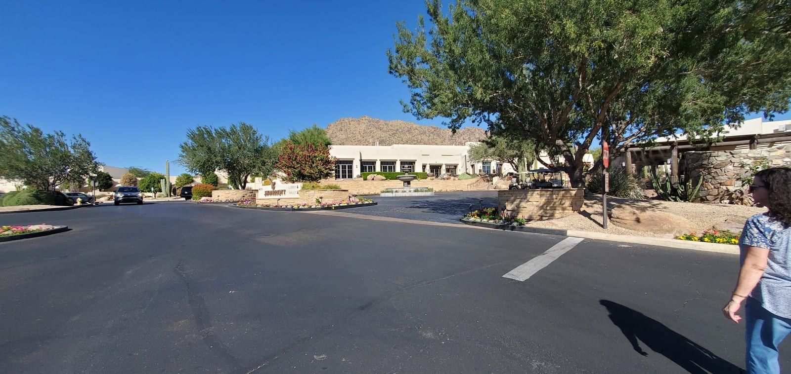 JW Marriott Scottsdale Camelback Inn porte-cochรจre drive with stone fountain and mountain backdrop. JW Marriott Scottsdale Camelback Inn main entrance drive with Camelback Mountain in background